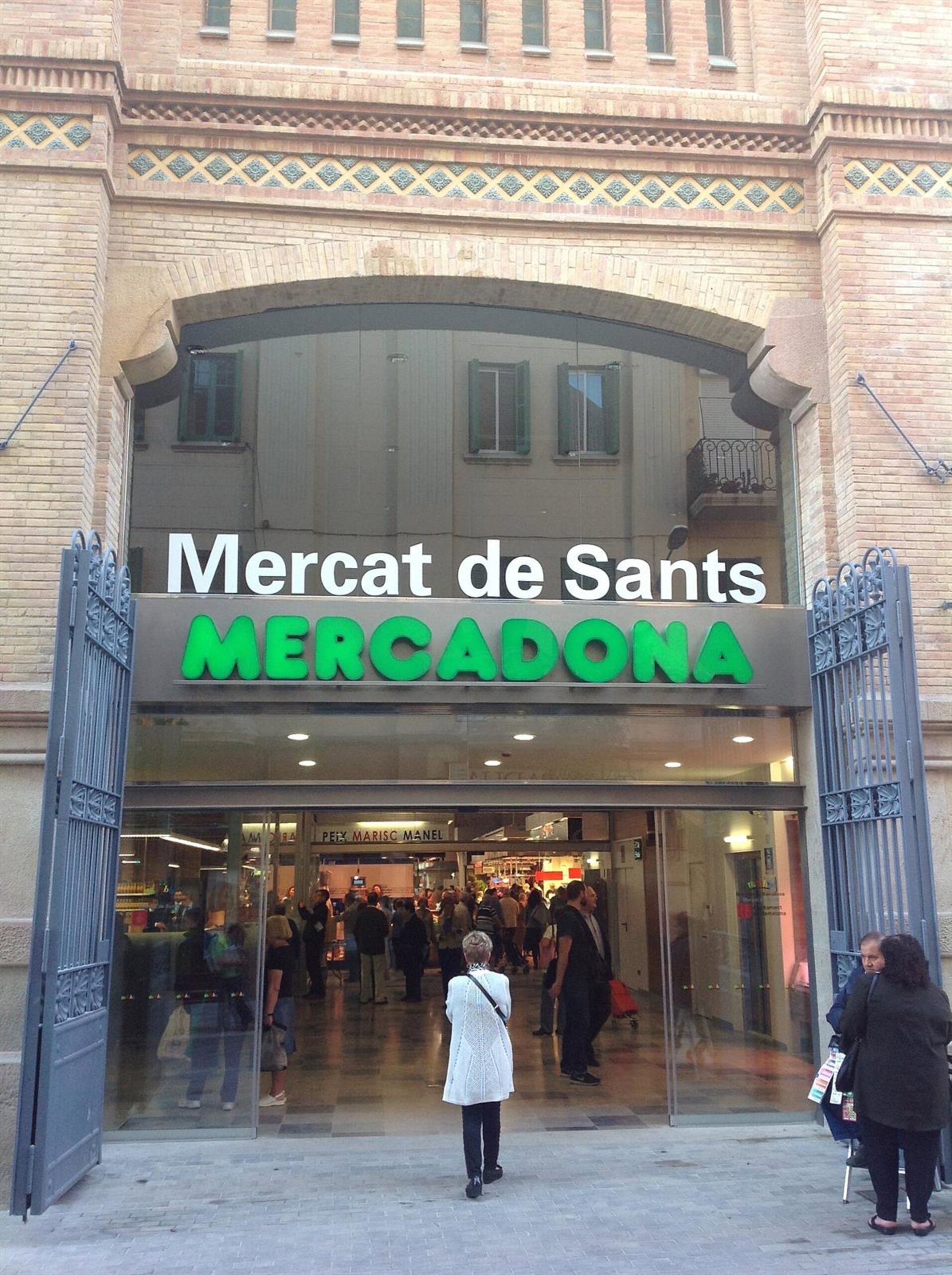 Mercadona-Barcelona-scaled 🛒 Supermercados em Barcelona: onde fazer compras com estilo (ou pelo menos sem drama)
