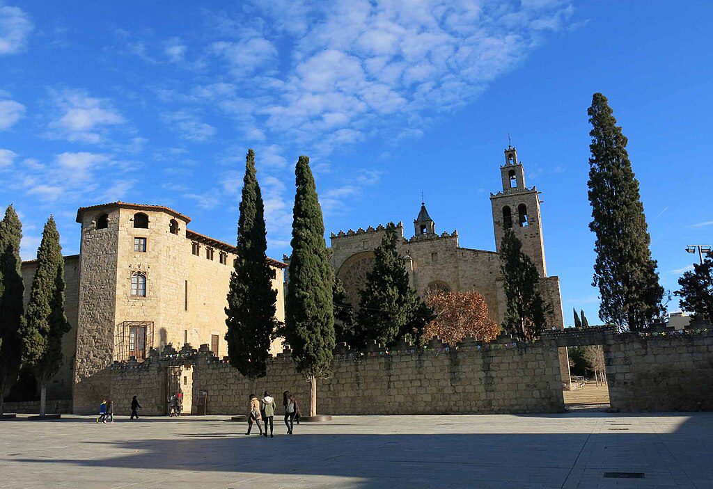 Monestir_de_Sant_Cugat_del_Valles_facana_oest_pl._Octavia 🚆 15 Bate e Volta de Barcelona de trem - Descubra a Catalunha Além de Barcelona