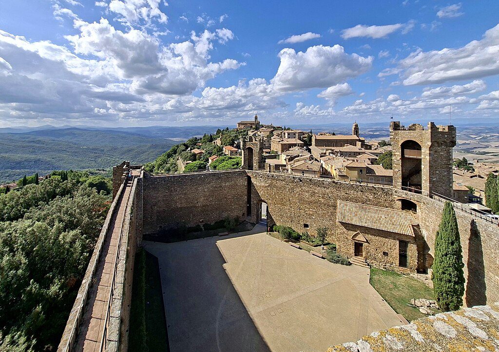 Montalcino_-_Fortezza_di_Montalcino 🌻 As cidades mais bonitas da Toscana - destinos cheios de charme, história e experiências inesquecíveis