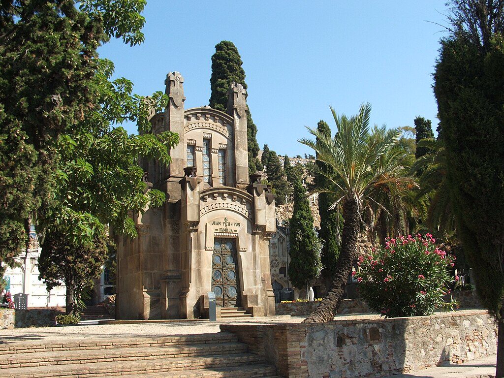 Montjuic_Cemetery_Barcelona_ 🗓 Feriados na Espanha 2026: datas, tradições e dicas para viajar melhor