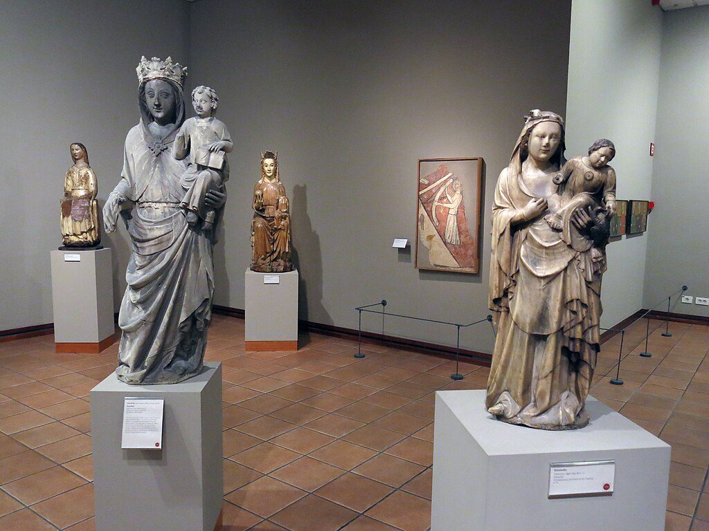 Museu_Episcopal_de_Vic_sala_dart_gotic 🚆 15 Bate e Volta de Barcelona de trem - Descubra a Catalunha Além de Barcelona