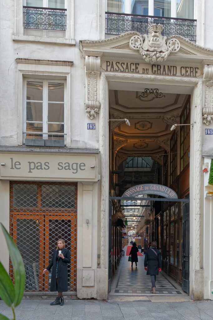 Passage_du_grand_cerf_Paris_-683x1024 🌧️ Paris com Chuva – 20 lugares para visitar
