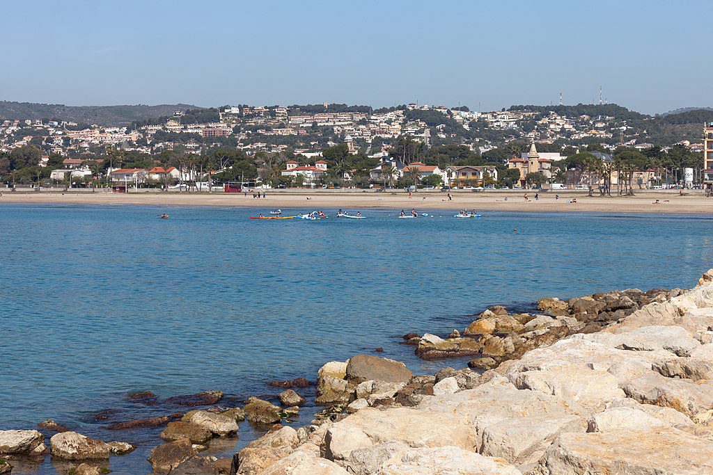 Praia_e_vila_de_Coma_Ruga._El_Vendrell 🚆 15 Bate e Volta de Barcelona de trem - Descubra a Catalunha Além de Barcelona