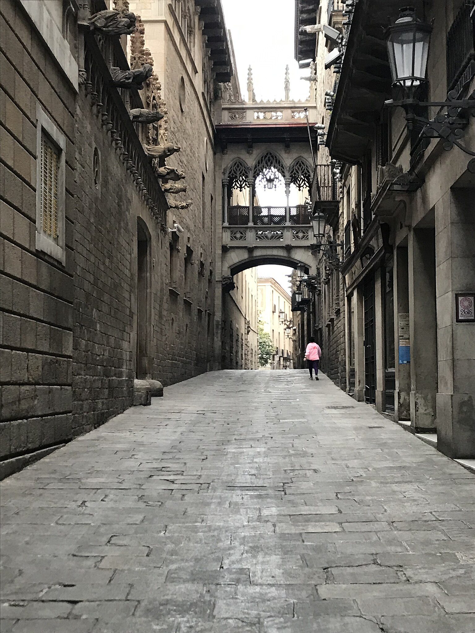 Puente_del_Carrer_Bisbe_barrio_gotico_de_Barcelona Primeira vez em Barcelona: descubra a magia da cidade em 2026