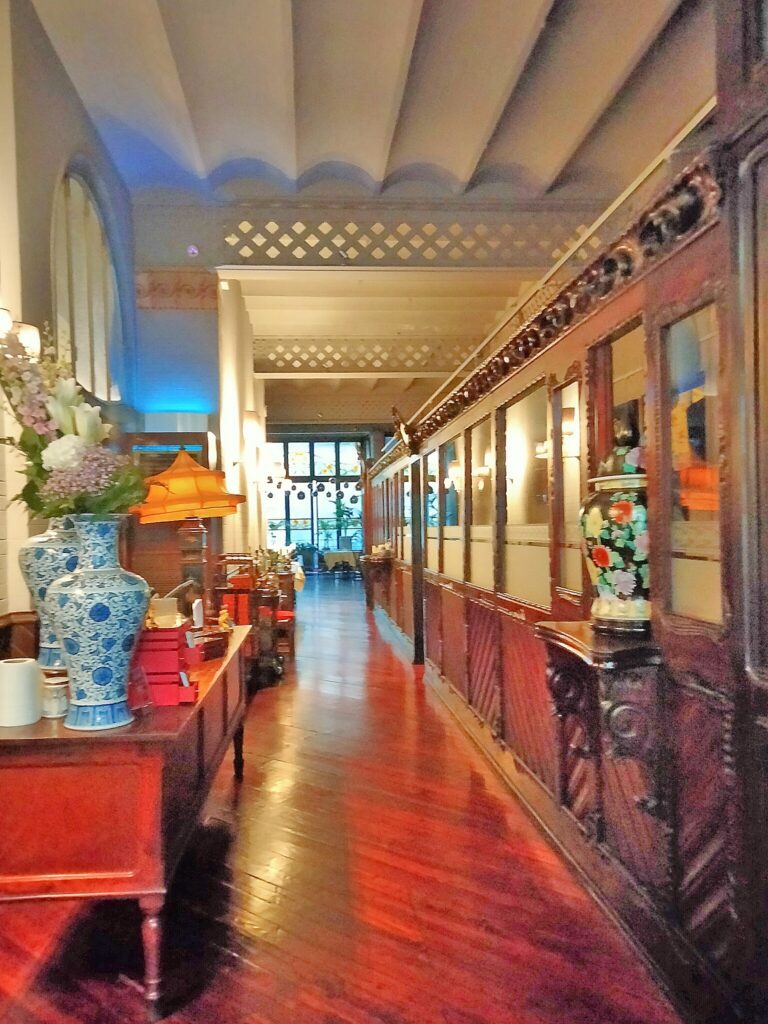 Restaurante-Casa-Calvet-768x1024 🌀 Antoni Gaudí em Barcelona: Um Roteiro Visual pelas 10 Obras Mais Icônicas