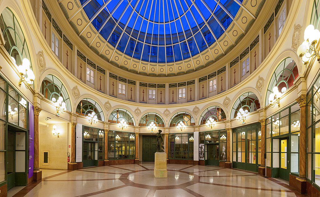 Rotunda_of_the_Galerie_Colbert 🌧️ Paris com Chuva – 20 lugares para visitar