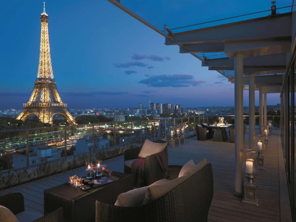 Shangri-La-Paris-2 Hotéis com Vista para a Torre Eiffel: Onde o Romance Encontra Paris