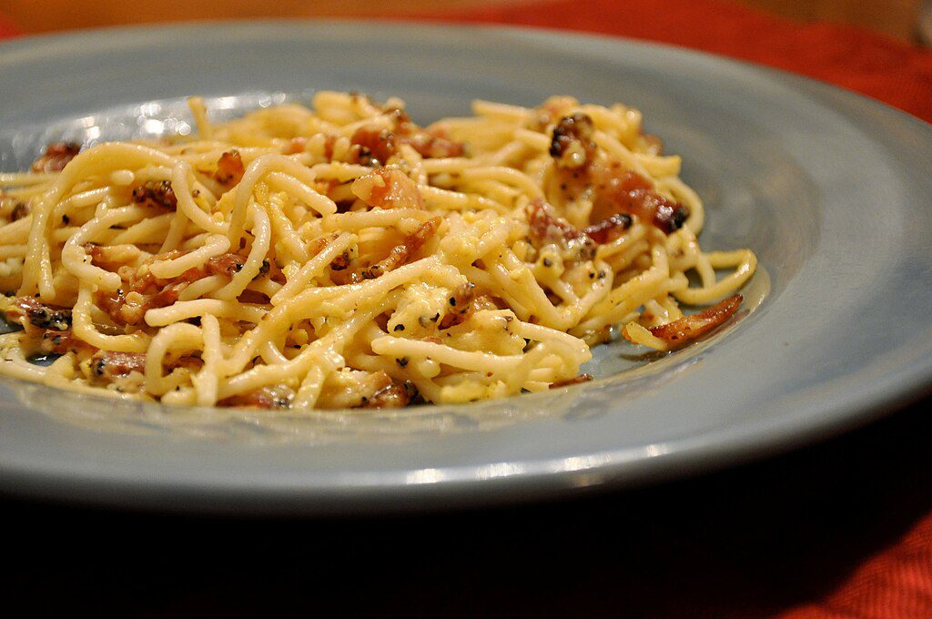 Spaghetti_alla_carbonara 🏛️15 Razões para Visitar Roma: Uma Ode à Cidade Eterna