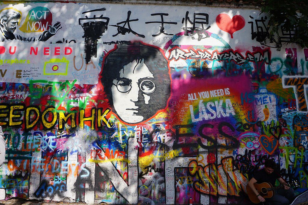 Street_art_Picture_of_John_Lennon_in_Praga Budapeste ou Praga: Qual é o melhor destino?