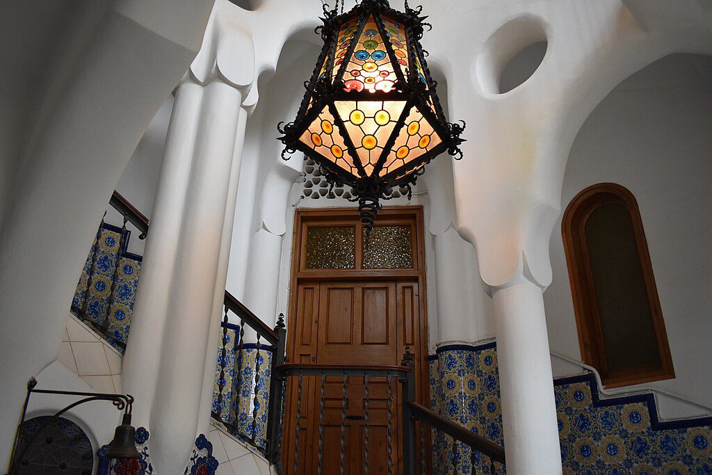 Torre-Bellesguard 🌀 Antoni Gaudí em Barcelona: Um Roteiro Visual pelas 10 Obras Mais Icônicas