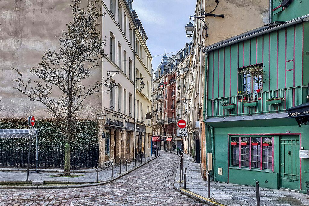 Une_ruelle_du_Quartier_latin_Paris 🗼15 Razões para Visitar Paris e Se Apaixonar Pela Cidade Luz