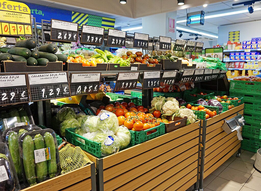 Vegetables_in_supermarket 🛒 Supermercados em Barcelona: onde fazer compras com estilo (ou pelo menos sem drama)