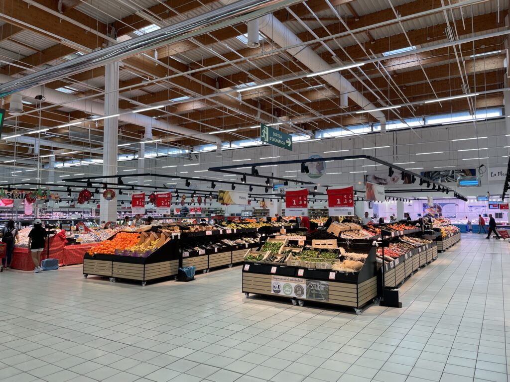 alcampo-Barcelona-1-1024x768 🛒 Supermercados em Barcelona: onde fazer compras com estilo (ou pelo menos sem drama)