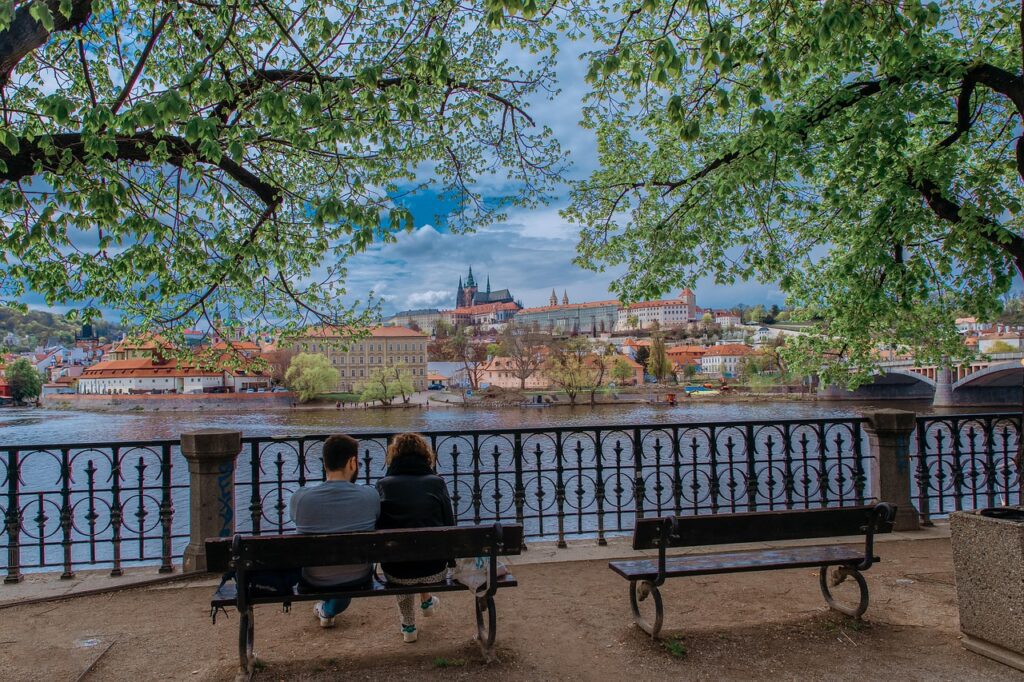 bench-7227972_1280-1024x682 Budapeste ou Praga: Qual é o melhor destino?