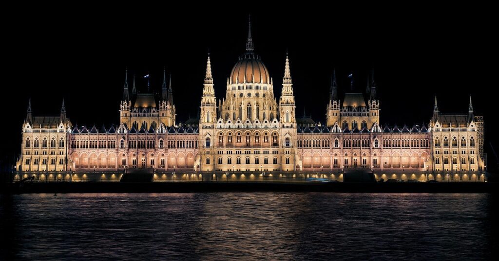 building-335130_1280-1024x537 Budapeste ou Praga: Qual é o melhor destino?