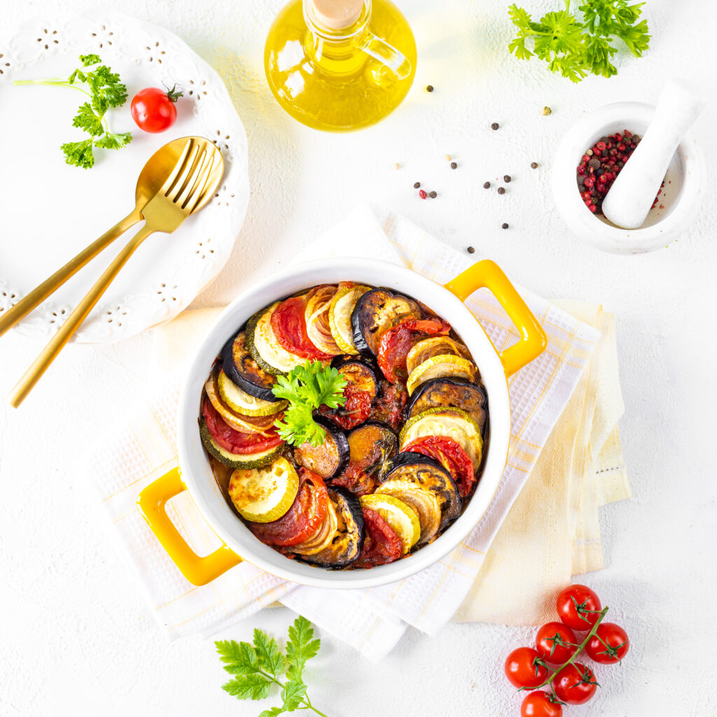 delicious-vegetable-ratatouille-white-baking-dish-wooden-background-1024x1024 15 Comidas Típicas da França Que Encantam o Mundo | Culinária & Gastronomia Francesa