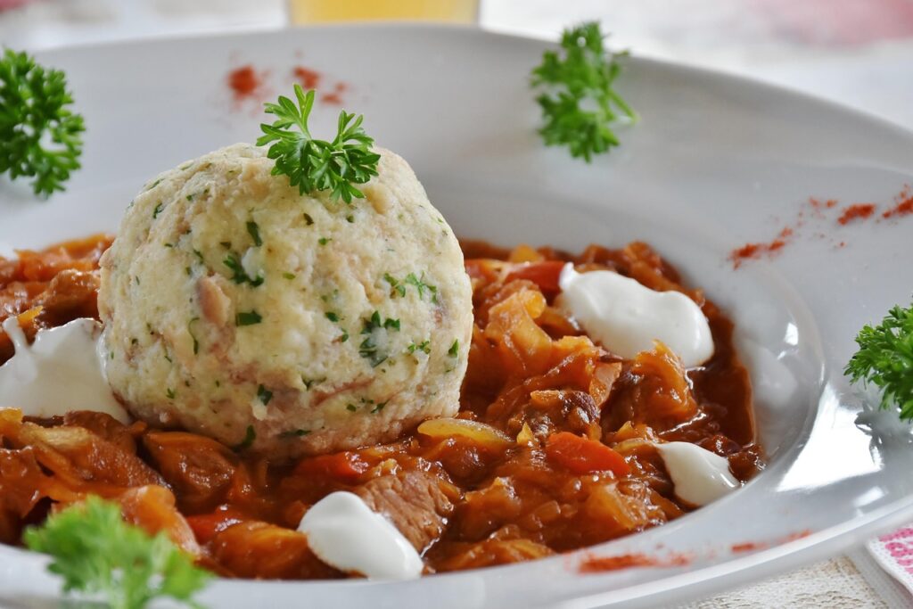 goulash-1605840_1280-1024x683 Budapeste ou Praga: Qual é o melhor destino?