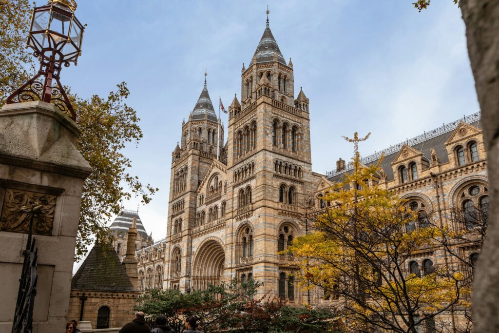 grant-ritchie-4LxR9nLy9Ps-unsplash-1024x683 🏨 Onde Ficar em Londres: Os Melhores Bairros e Hotéis para Cada Estilo de Viajante