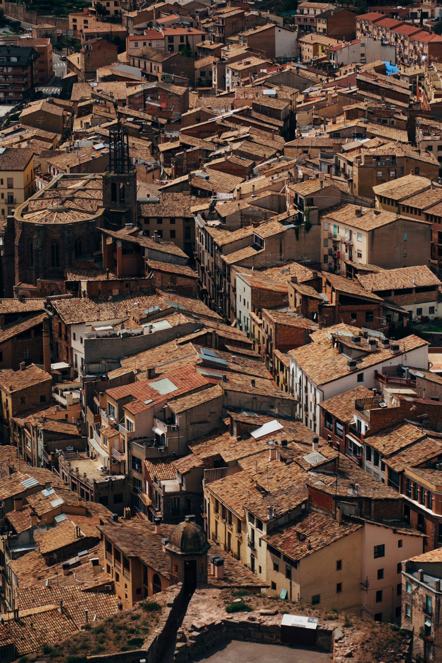 gus-tav-GfavH7DSK30-unsplash-scaled 🚆 15 Bate e Volta de Barcelona de trem - Descubra a Catalunha Além de Barcelona