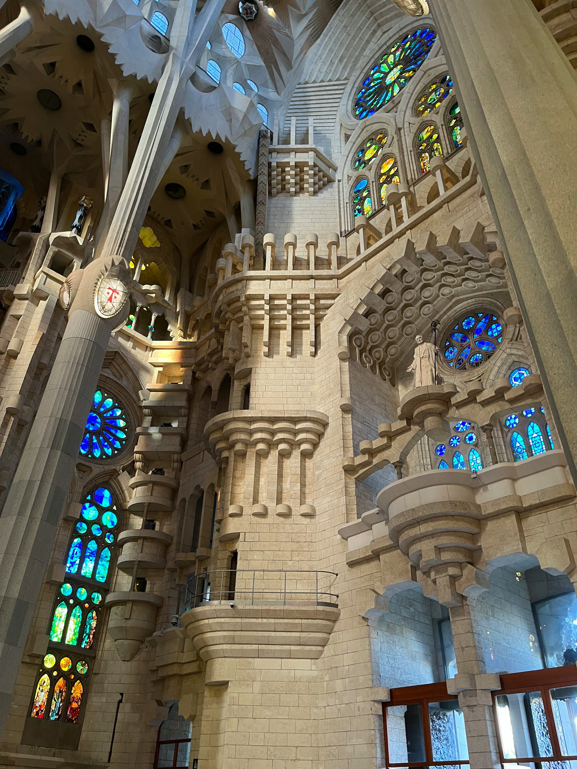 jiawei-tang-YAW9OSGqKvk-unsplash 🌀 Antoni Gaudí em Barcelona: Um Roteiro Visual pelas 10 Obras Mais Icônicas