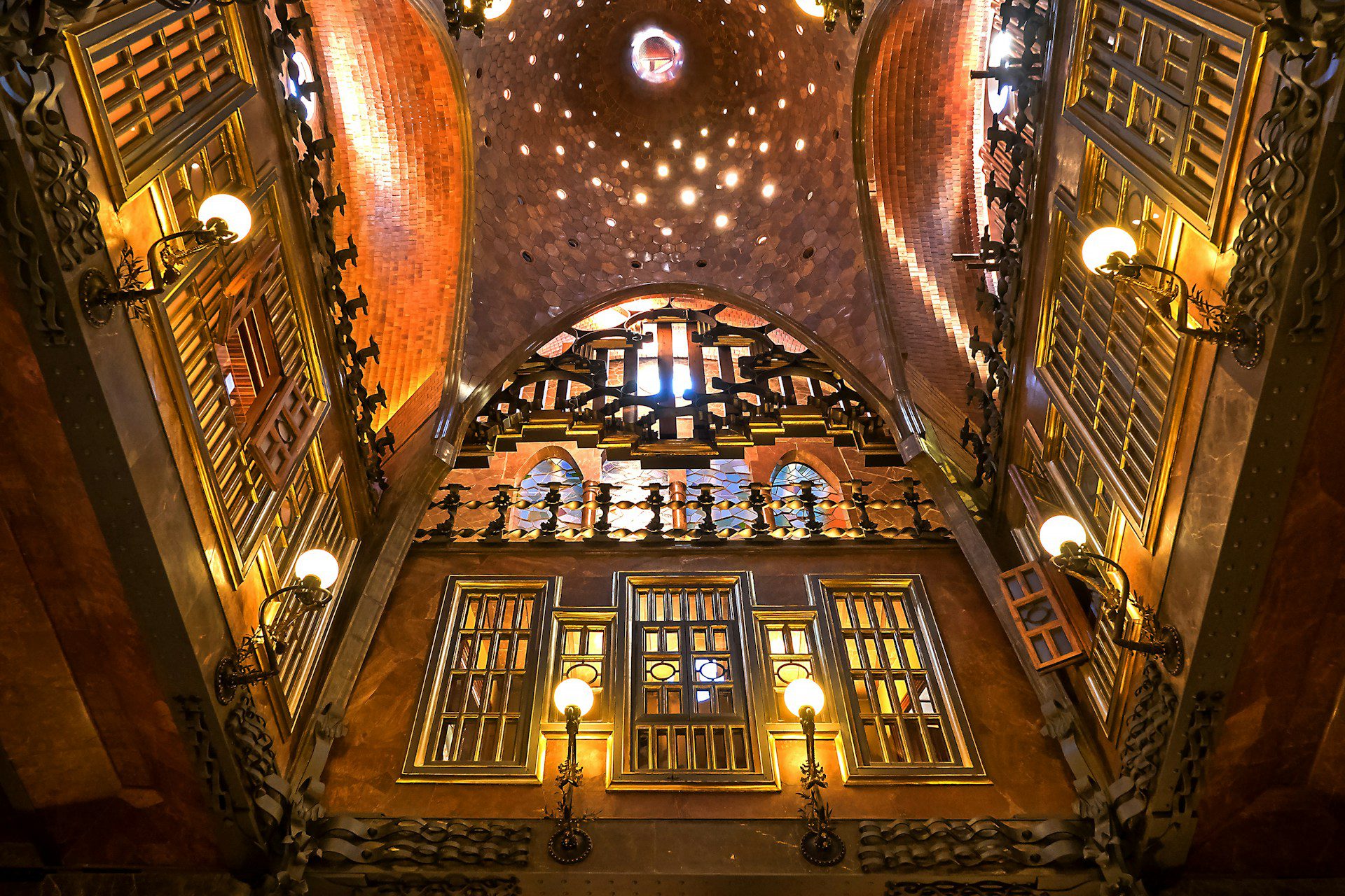 manuel-torres-garcia-LQMFg8FTu-Y-unsplash 🌀 Antoni Gaudí em Barcelona: Um Roteiro Visual pelas 10 Obras Mais Icônicas