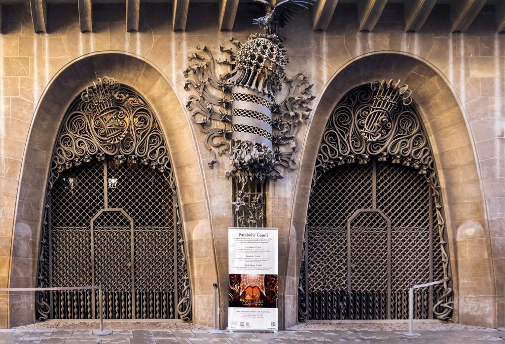 manuel-torres-garcia-dbxj2r2AwOw-unsplash-1024x697 🌀 Antoni Gaudí em Barcelona: Um Roteiro Visual pelas 10 Obras Mais Icônicas
