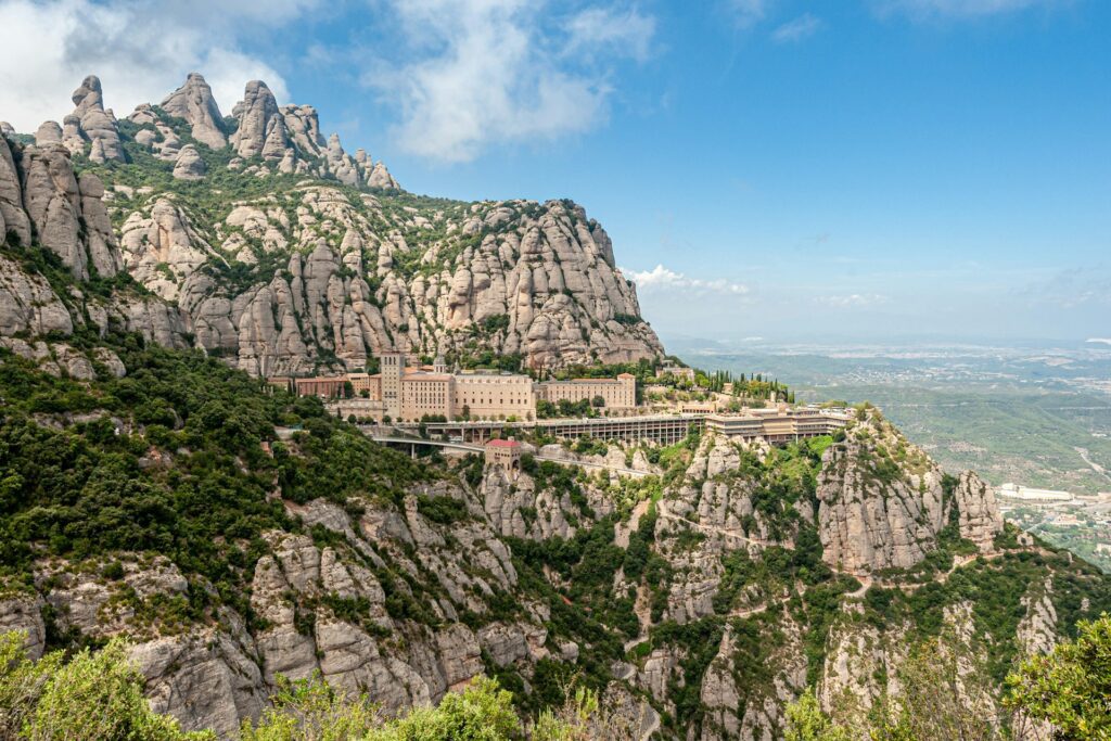 mark-fairhurst-3NGBZMt4Gn4-unsplash-1024x683 🚆 15 Bate e Volta de Barcelona de trem - Descubra a Catalunha Além de Barcelona