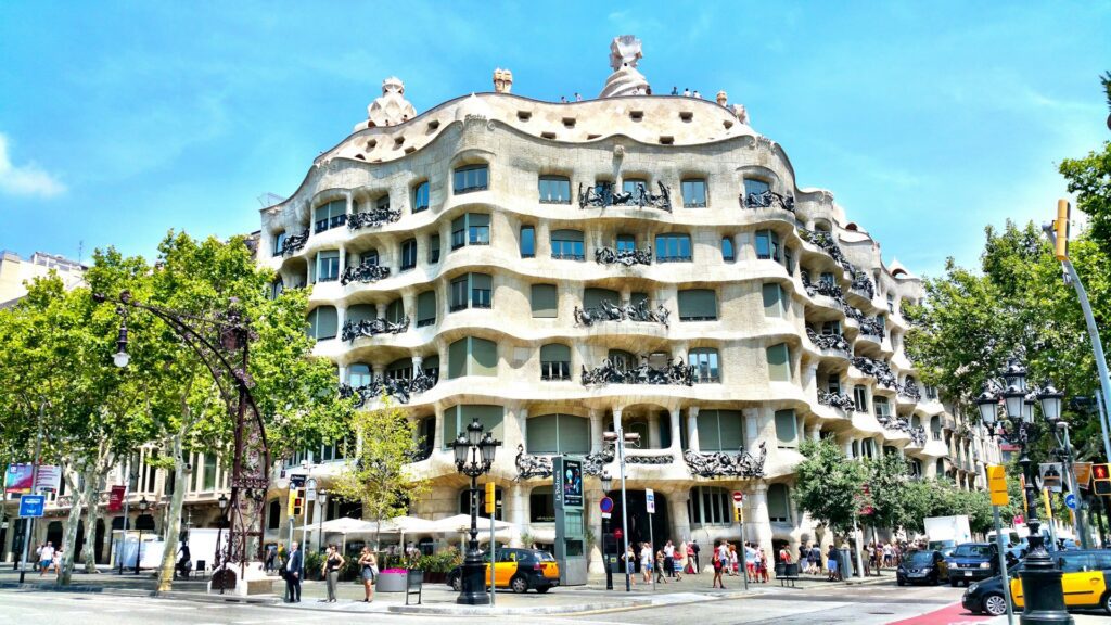 pengfei-ying-eX9c6PQIJAk-unsplash-1024x576 🌀 Antoni Gaudí em Barcelona: Um Roteiro Visual pelas 10 Obras Mais Icônicas