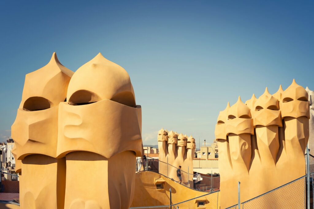 xihao-liu-_9PjhHYNnSU-unsplash-1024x683 🌀 Antoni Gaudí em Barcelona: Um Roteiro Visual pelas 10 Obras Mais Icônicas