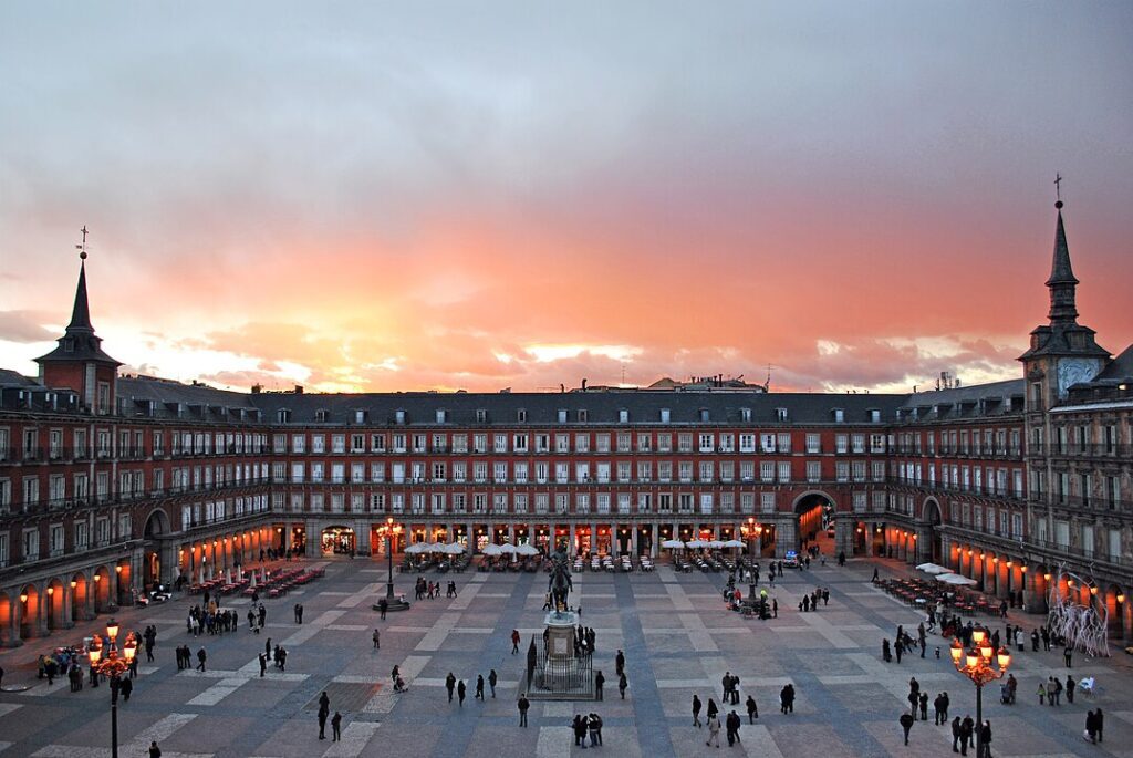 1076px-Plaza_Mayor_de_Madrid_02-1024x685 🏙️ 15 Razões para Visitar Madrid: A Alma Vibrante da Espanha