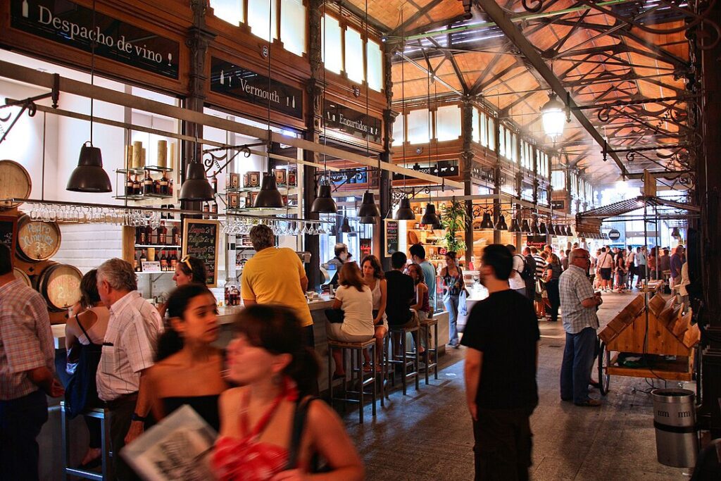 1080px-31_Mercado_San_Miguel_traditional_market_tourist_attraction_in_Madrid_-_tourist_attractions_of_Spain-1024x683 🏙️ 15 Razões para Visitar Madrid: A Alma Vibrante da Espanha