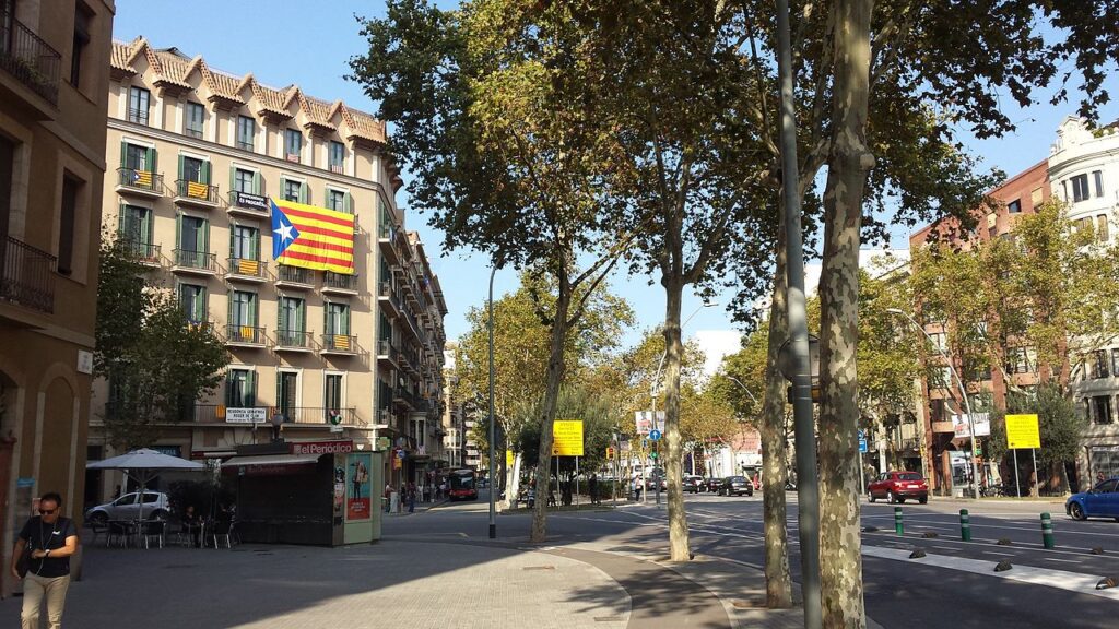 1280px-11_SET_2014-1024x576 🏙️ Melhores bairros em Barcelona para viver com estilo, conforto e autenticidade