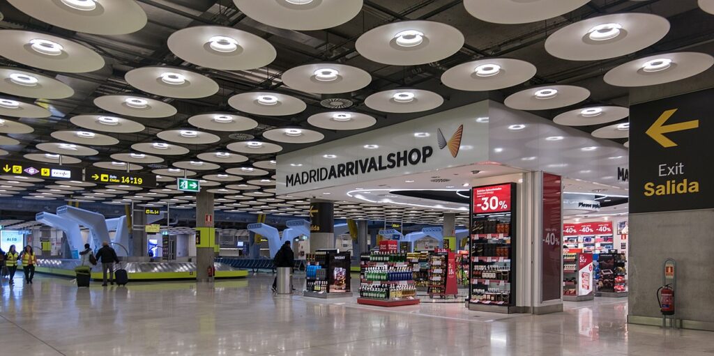 1280px-17-12-14-Flughafen-Madrid-Barajas-RalfR-DSCF0948-1024x511 ✈️ Aeroporto de Madrid: Porta de entrada vibrante para a Espanha