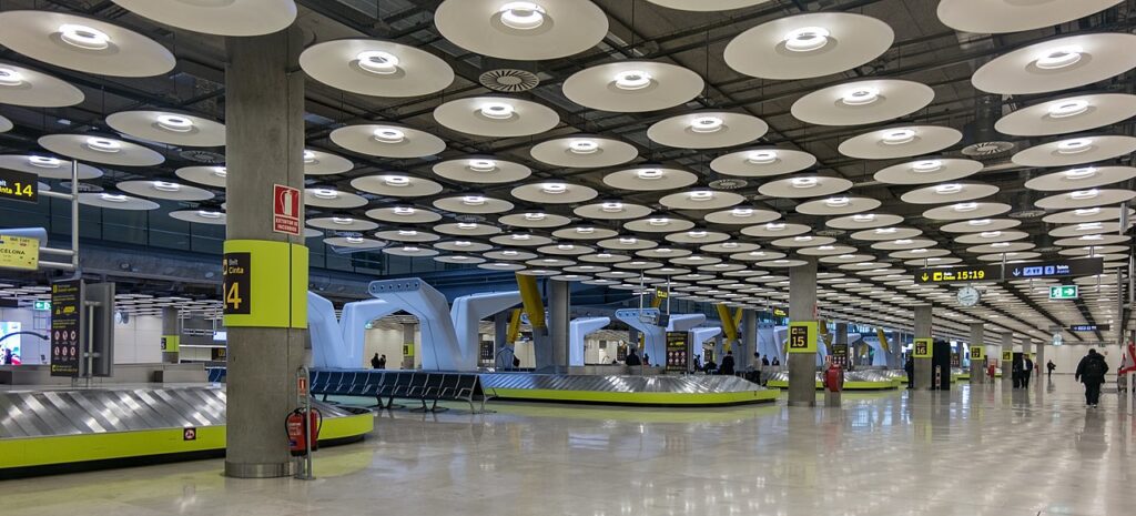 1280px-17-12-14-Flughafen-Madrid-Barajas-RalfR-DSCF0949-1024x465 ✈️ Aeroporto de Madrid: Porta de entrada vibrante para a Espanha