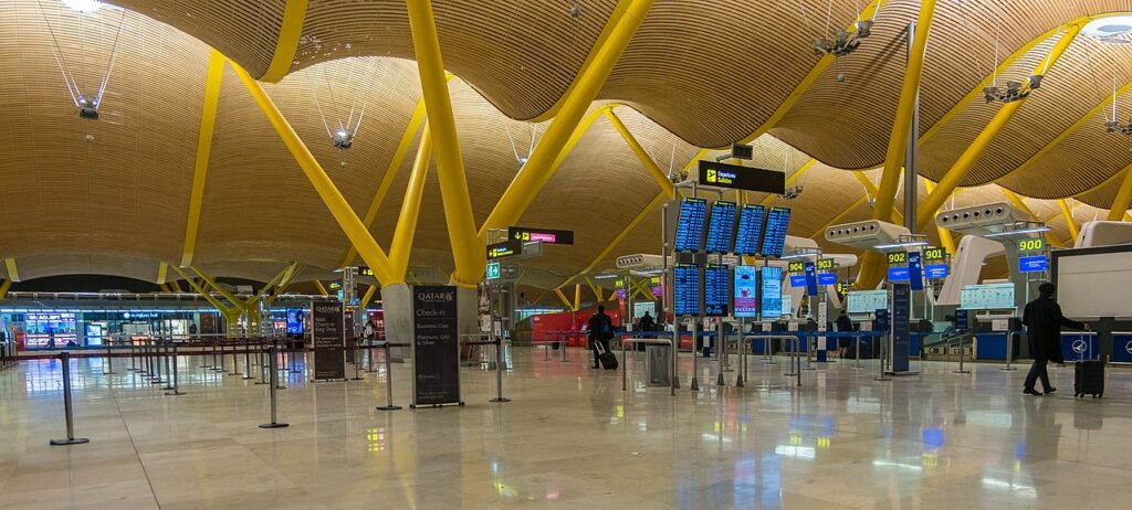 1280px-17-12-14-Flughafen-Madrid-Barajas-RalfR-DSCF0999-1024x462 ✈️ Aeroporto de Madrid: Porta de entrada vibrante para a Espanha