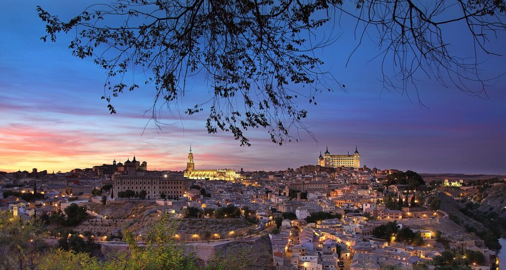 1280px-Anochece_en_Toledo_-_Espana-1024x546 🏙️ 15 Razões para Visitar Madrid: A Alma Vibrante da Espanha