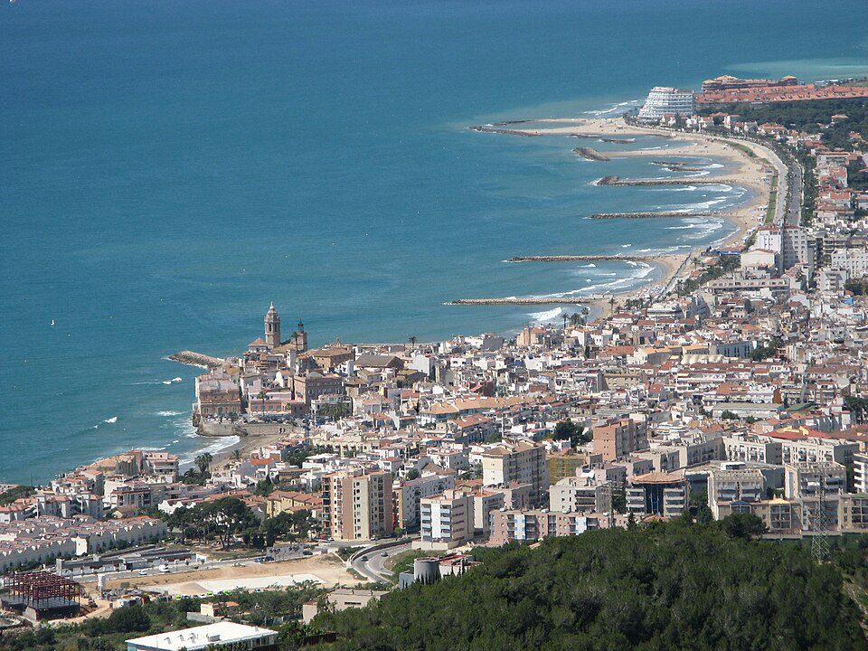 960px-Sitges_-_Ansicht_1 🌍 Roteiro Barcelona: 1, 2, 5 e 7 dias✨