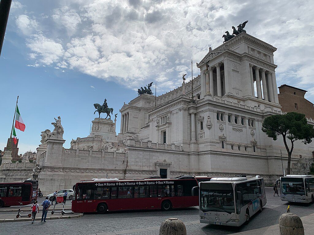 Buses_at_Piazza_Venezia Viajar sozinha para Roma: Como Viver a Cidade Eterna com Liberdade, Segurança e Encanto