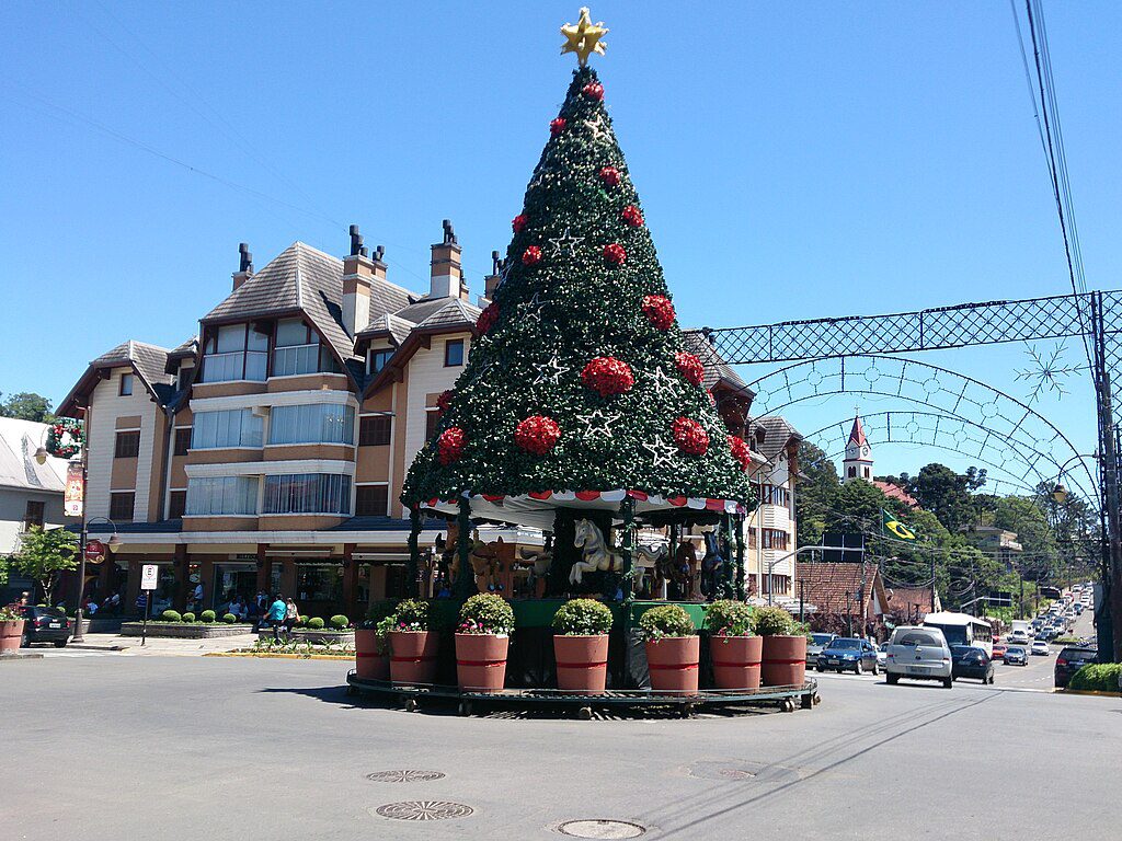 Decoracao_de_Natal_em_Gramado_-_RS_-_Brasil 🎄 Natal Luz Gramado 2025: Magia, Tradição e Espetáculos Inesquecíveis