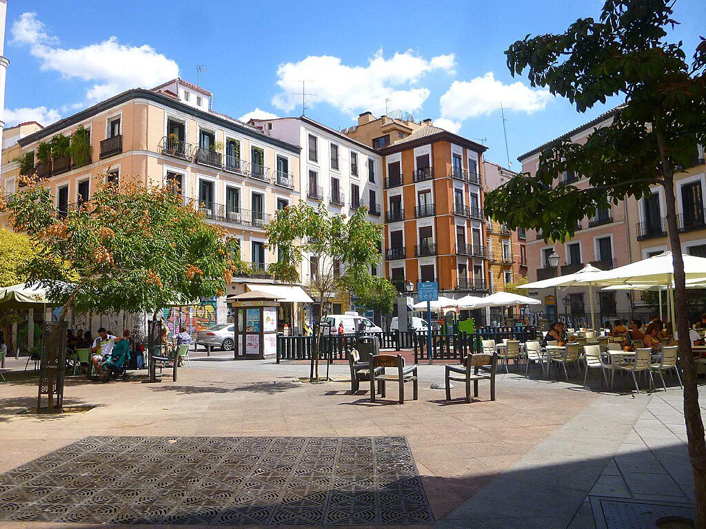 Madrid_-_Malasana_Plaza_Juan_Pujol_ 🏙️ 15 Razões para Visitar Madrid: A Alma Vibrante da Espanha