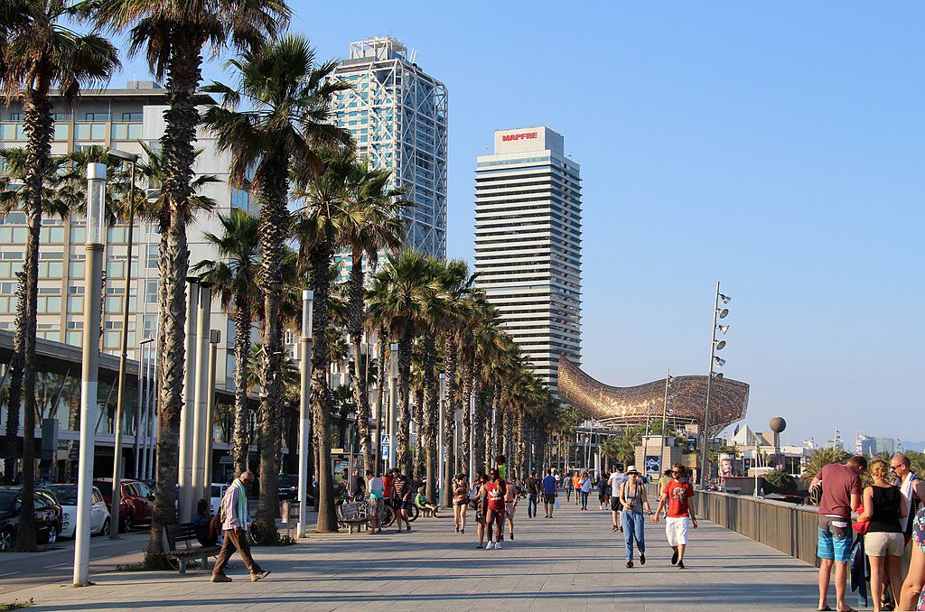 Vila_Olimpica_del_Poblenou._Passeig_Maritim_de_la_Barceloneta_ 🏙️ Melhores bairros em Barcelona para viver com estilo, conforto e autenticidade