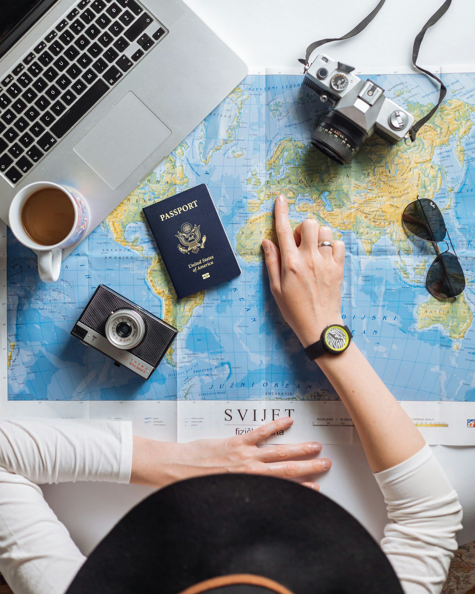 global-residence-index-AX6s7zREtZE-unsplash De novato a expert: 10 dicas para dominar a arte de viajar sozinho