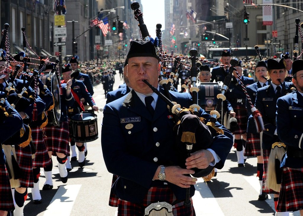 street-new-york-city-crowd-military-army-musician-1354722-pxhere.com_ Feriados em Nova York em 2026
