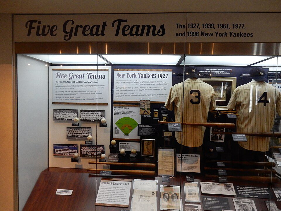 960px-Babe_Ruth_Lou_Gehrig_27381296801 Assista a um Jogo de Beisebol dos Yankees em Nova York em 2026