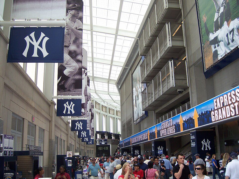 960px-Yankee-stadium-great-hall Assista a um Jogo de Beisebol dos Yankees em Nova York em 2026