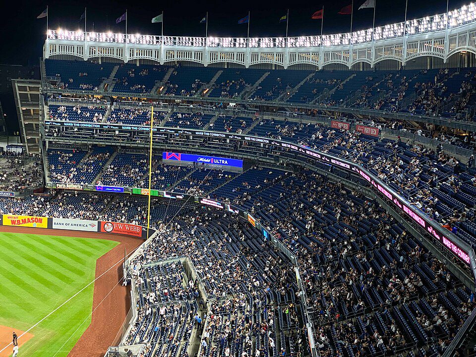 960px-YankeeStadium-9-21-22-12 Assista a um Jogo de Beisebol dos Yankees em Nova York em 2026