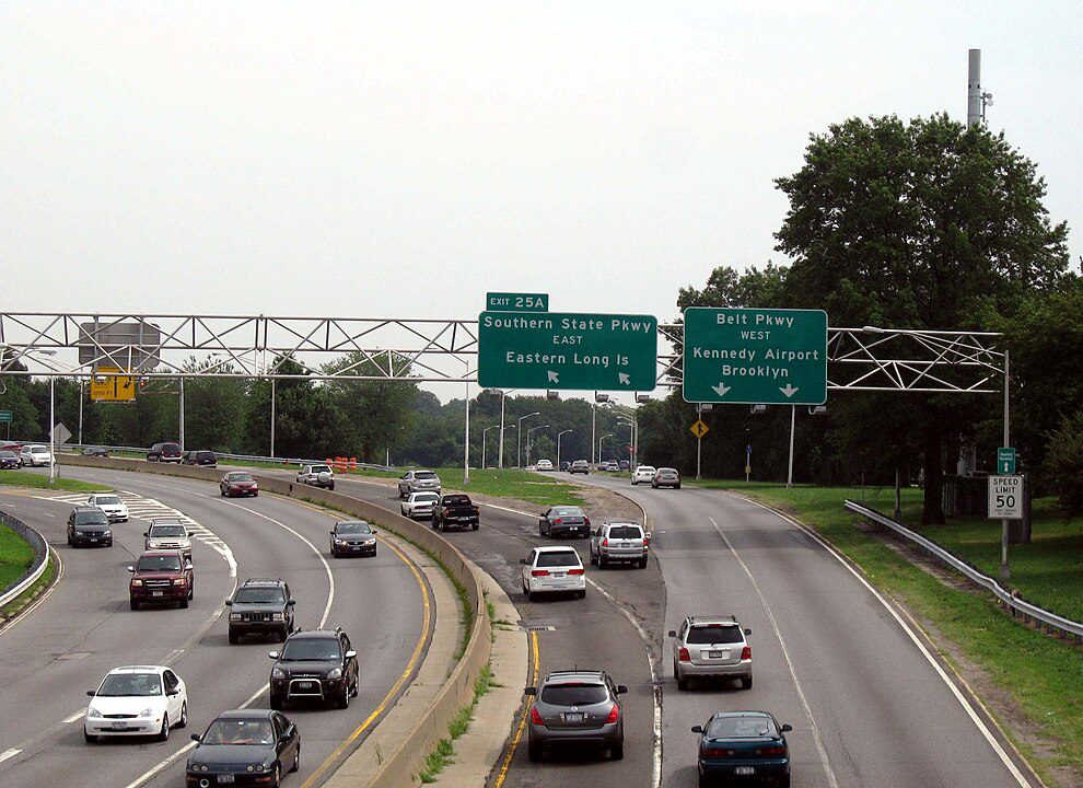 990px-Belt_exit_25a_jeh 🛬 Aeroportos de Nova York: tudo o que você precisa saber antes de aterrissar