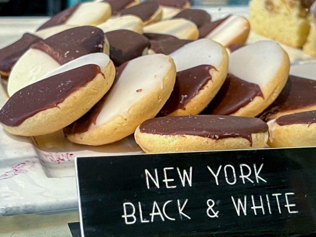 Black-and-White-Cookies-New-York-City-1024x768 Comidas Típicas de Nova York: Explore a Diversidade Gastronômica da Cidade