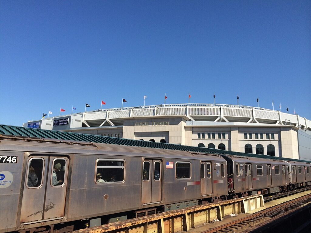 Yankee_Stadium_-_Bronx_-_New_York_-_USA_-_panoramio-1024x768 Assista a um Jogo de Beisebol dos Yankees em Nova York em 2026