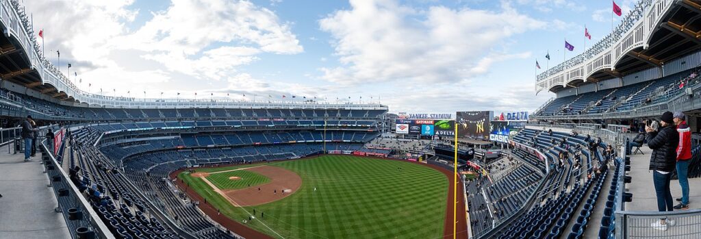 Yankee_Stadium_Pregame_Panorama-1024x349 Assista a um Jogo de Beisebol dos Yankees em Nova York em 2026